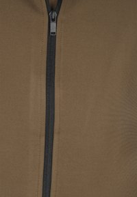 Braune Zip-Up-Jacke mit schwarzem Reißverschluss, aus einem weichen, strukturierten Stoff gefertigt. Verfügt über einen hohen Kragen und ein tailliertes Design.