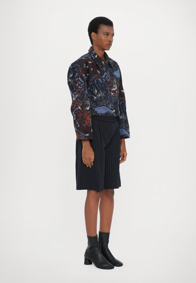 Henrik Vibskov DARTBI JACKET - Välikausitakki - gobelin goats
