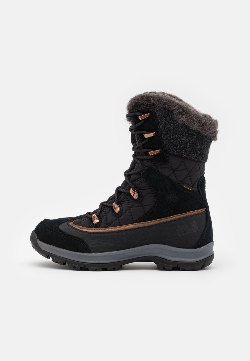 Botte d’hiver noire isolée avec bordure en fourrure, dessus en tissu matelassé, laçage avant avec œillets métalliques et semelle épaisse en caoutchouc pour l’adhérence.