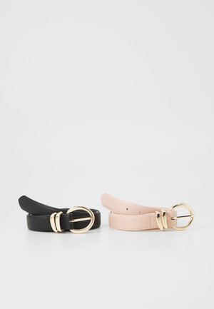 Des ceintures noires et rose clair en simili cuir, avec des boucles rondes en or. Chaque ceinture dispose de plusieurs trous pour un ajustement de taille.
