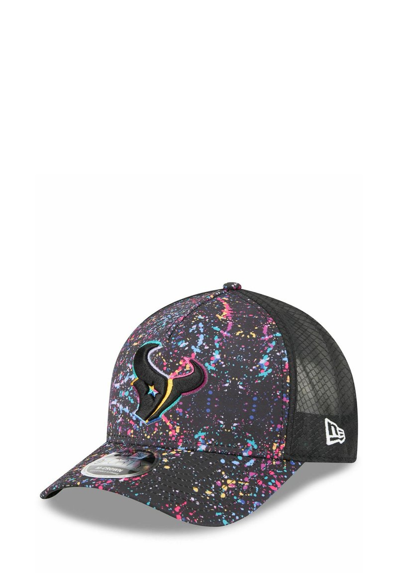 Casquette noire avec un motif de taches colorées. Présente un logo d'équipe sur le devant, un dos en maille et une visière structurée.