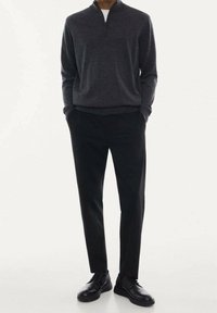 Dunkelgrauer Zip-Kragen-Pullover aus leichtem Material; schwarze, maßgeschneiderte Hose; elegante schwarze Schnürschuhe; minimalistisches Design, glatte Textur.