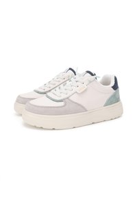 Hvide sneakers med læder- og suedematerialer, lys blå og marineblå accenter, en tyk sål og snørelukning.