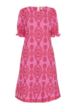 Roza obleka z ponavljajočim se rdečim cvetličnim in diamond vzorcem, kratkimi napihnjenimi rokavi ter zadrgo na hrbtni strani. Gladka tkanina.