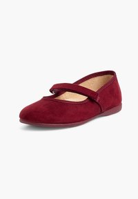 Scarpa flat Mary Jane in suede bordeaux con punta arrotondata e una sola fascia sul dorso del piede. Parte superiore morbida e texture, suola bassa.