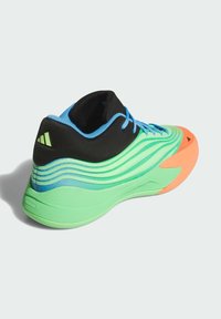 Scarpa sportiva con un design verde e nero caratterizzato da strisce ondulate, lacci blu e una punta di colore arancione brillante. Texture liscia con suola in gomma.