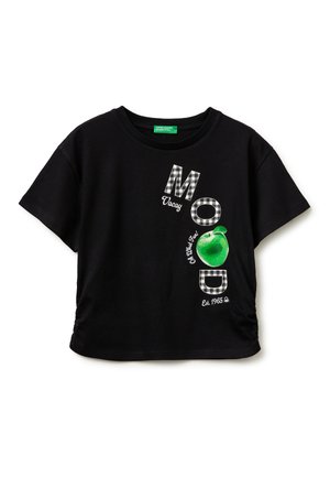 Camiseta negra de manga corta con las letras "M" y "D" a cuadros, un gráfico de una manzana verde, y las frases "Vocay", "Ok What Fun" y "Est. 1965" en la parte delantera.