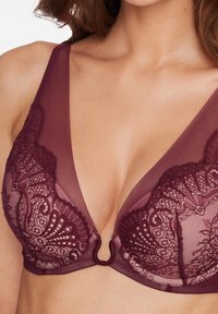 Mauve Spitzen-BH mit transparenten, tiefen Cups, komplizierten floralen Mustern und einem dekorativen Mittelverschluss. Weicher Stoff mit verstellbaren Trägern.