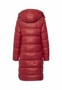 Roter Steppmantel mit Kapuze, mit gesteppten horizontalen Paneelen, glänzendem Finish, langen Ärmeln und mittlerer Länge.