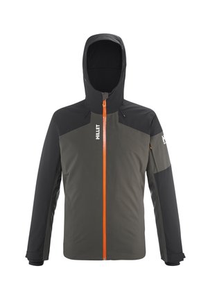 Veste imperméable avec capuche, combinaison de couleurs noire et vert foncé, fermeture éclair orange et accents de logo sur la poitrine et la manche.