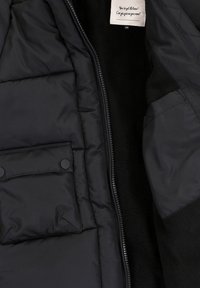 Zwart gewatteerd jack interieur met een zachte fleece voering. Bevat een ritssluiting en een drukknoop borstzak. Label zichtbaar aan de binnenkant.