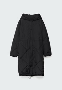 Czarny, pikowany długi płaszcz z wysokim kołnierzem, zapięciem na zatrzaski z przodu, dwoma przednimi kieszeniami oraz regulowanym sznurkiem u dołu.