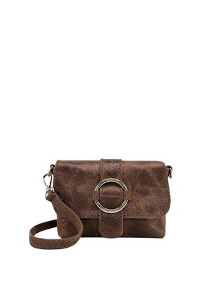 Sac bandoulière en cuir marron texturé avec une sangle amovible et une boucle circulaire argentée décorative sur le rabat avant.