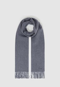 Bufanda de lana gris con extremos flecados, que presenta una textura suave y un diseño envolvente suelto, mostrando un sutil detalle del logo cerca del fleco.