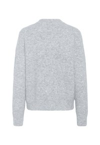 Maglione grigio in lana con collo rotondo, maniche lunghe e una superficie morbida al tatto. Il design è semplice e privo di decorazioni.