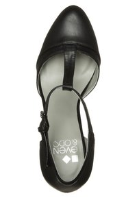 Chaussure Mary Jane en cuir noir à bout pointu avec bride en T et boucle latérale, intérieur montrant le logo de la marque sur la semelle intérieure gris clair.