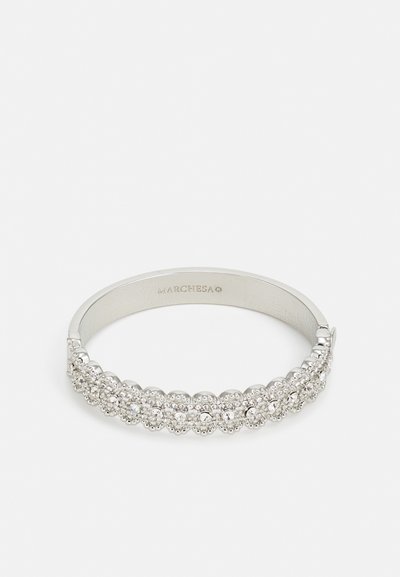 Zilveren armband met een rij ronde, heldere kristallen, een gestructureerd patroon, een gladde binnenkant en een sluiting met een haak.