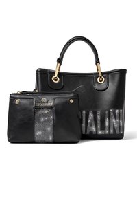 Set di borse in pelle nera che comprende una grande borsa a spalla e una pochette con zip più piccola. La borsa a spalla presenta dettagli in oro e un design testuale con strass.