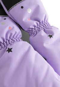 Lila handskar med elastiska manschetter, svarta accenter och dekorativa element som stjärnor och färgade prickar. Slät textur och åtsittande design.