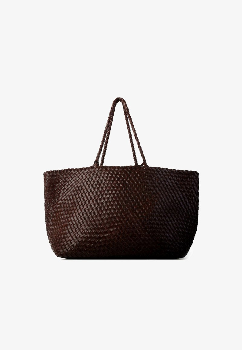 Grand sac fourre-tout en cuir tressé de couleur brun foncé avec des poignées doubles tressées, une base rectangulaire et des bords arrondis.