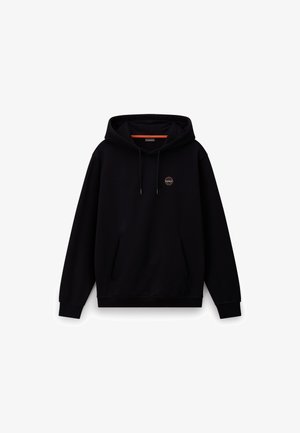 Zwarte hoodie met een kangoeroezak, koordjes en een circulair logo op de borst. Zacht materiaal met een klassieke pasvorm en geribbelde manchetten.