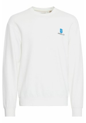Hvid sweatshirt med rund hals, lange ærmer, ribbede manchetter og et lille blåt logo på brystet. Blød tekstur og afslappet design.