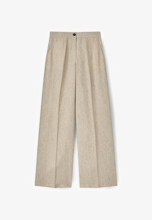 Beige Leinenhose mit weitem Bein, vorderen Falten, Seitentaschen und schwarzem Knopfverschluss am Bund.