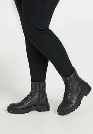 Enkellaarsjes met plateauzool - black
