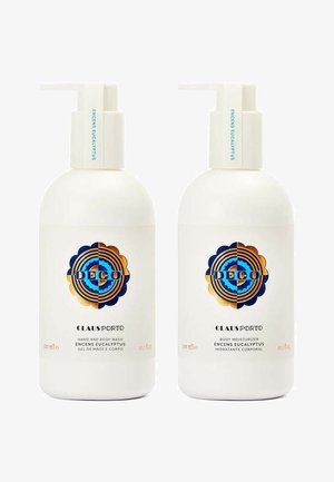 Zwei weiße Pumpflaschen mit der Aufschrift Claus Porto Deco Hand- und Körperwaschgel sowie Körperlotion mit Encens-Eukalyptus-Duft, jeweils 300 ml.