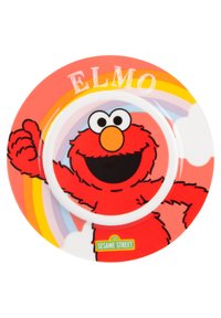 Piatto di plastica rossa con Elmo di Sesame Street, circondato da un design arcobaleno, con "ELMO" e "Sesame Street" stampati in bianco e verde.