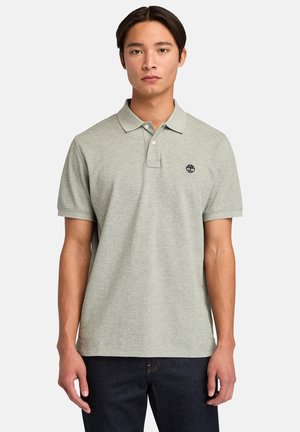 Graues Baumwoll-Polohemd im klassischen Schnitt, mit kurzen Ärmeln und einem Knopfkragen; verfügt über ein kleines schwarzes Logo auf der linken Brust.