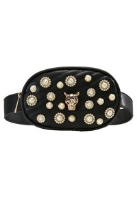 Borsa a cintura nera trapuntata decorata con borchie dorate, accenti di perle e un ornamento centrale a forma di testa di leopardo dorata.