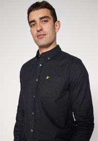 Lyle & Scott PLAIN SHIRT - Camisa - saddle