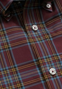 Karierter Hemd in Rot und Blau mit einem Button-Down-Kragen, kontrastierendem Karomuster und silbernen Knöpfen mit floralem Design.