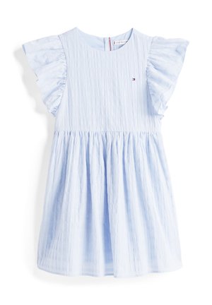 Vestido azul claro para niños pequeños con tela texturizada, mangas de volantes, escote redondo y un logo sutil en el pecho.