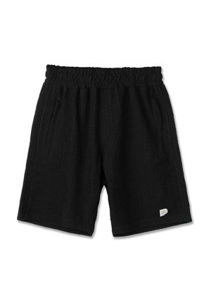 Pantaloncini in tessuto nero con texture, con elastico in vita, tasche laterali e piccolo logo bianco a forma di "P" sulla parte inferiore della gamba sinistra.