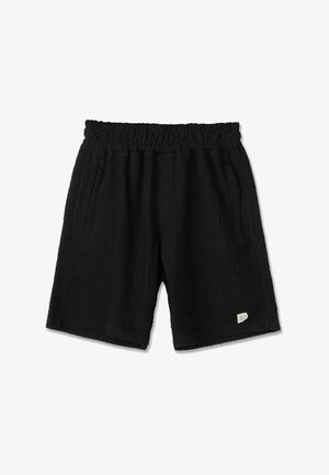 Musta, teksturoidusta kankaasta valmistetut shortsit, joissa on joustava vyötärönauha, sivutaskut ja pieni valkoinen "P"-logo vasemman jalan alalaidassa.