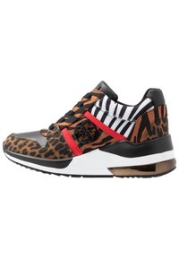 Baskets imprimé léopard avec accents rouges, détails noirs et motif rayé. Caractérisées par un bout arrondi et une semelle rembourrée à finition métallique.