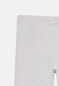 Világosszürke leggings, puha, texturált anyagból készült. Rugalmas derékrésszel és egyszerű, testhezálló fazonnal rendelkezik, minták vagy díszítések nélkül.
