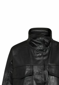 Giubbotto in pelle nera con colletto alto, dotato di due tasche frontali, chiusure a bottone e una texture liscia.