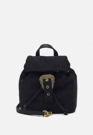 Schwarzer Rucksack mit Klappenverschluss, goldfarbener verzierten Schnalle mit "Versace Jeans Couture" Logo, verstellbarem Riemen und Tragegriff oben.