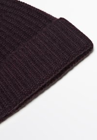 Berretto lavorato a maglia di un viola scuro con una texture a coste e orlo piegato, realizzato in un materiale morbido e caldo, con un design senza cuciture.
