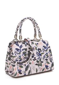 Kwiatowa torba na ramię na białym tle, z niebieskimi, zielonymi i różowymi wzorami liści. Plecione uchwyty i akcenty ze srebrnego metalu.