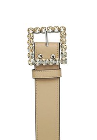 Cinturón de cuero beige con una hebilla rectangular de plata adornada con piedras de strass transparentes dispuestas en un patrón cuadrado alrededor de los bordes.