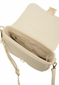 Crème-kleurige handtas van synthetisch leer, voorzien van een gouden sluiting, een gladde textuur en een binnenzak met beige voering.