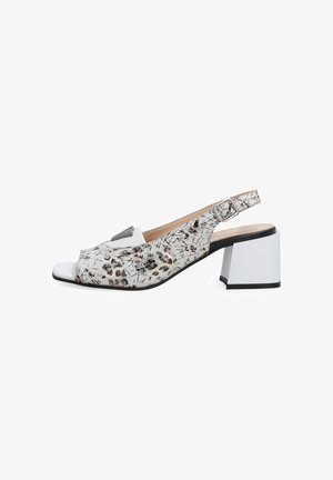 Weißer Slingback-Pumps mit offenem Zehenbereich, abstrakten schwarzen und braunen Mustern, silberner Schnalle und einem klobigen, mittelhohen Blockabsatz.