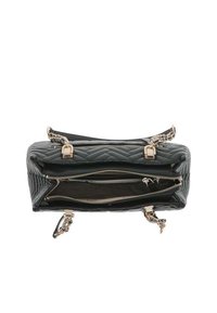 Borsa a tracolla nera trapuntata con doppie tasche con zip, hardware metallico argento e dettagli in catena. Texture morbida e forma strutturata.