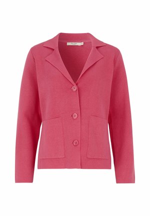 Rosa gestrickte Strickjacke mit langen Ärmeln, drei Knöpfen vorne, zwei aufgesetzten Taschen und einem Kragen mit Schlitz.
