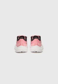 Chaussures de sport roses avec des accents noirs et des semelles blanches. Matériau texturé et design arrondi. Présente un détail de marque sur le côté.