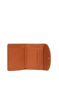 Portafoglio in pelle color tan con più slot per carte e una texture liscia. L'interno presenta un design semplice e funzionale senza hardware visibile.
